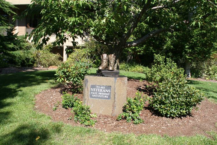 Edmonds Community College will celebrate Veterans Day and the tenth anniversary of its Boots to Books and Beyond monument on Wednesday, Nov. 6.