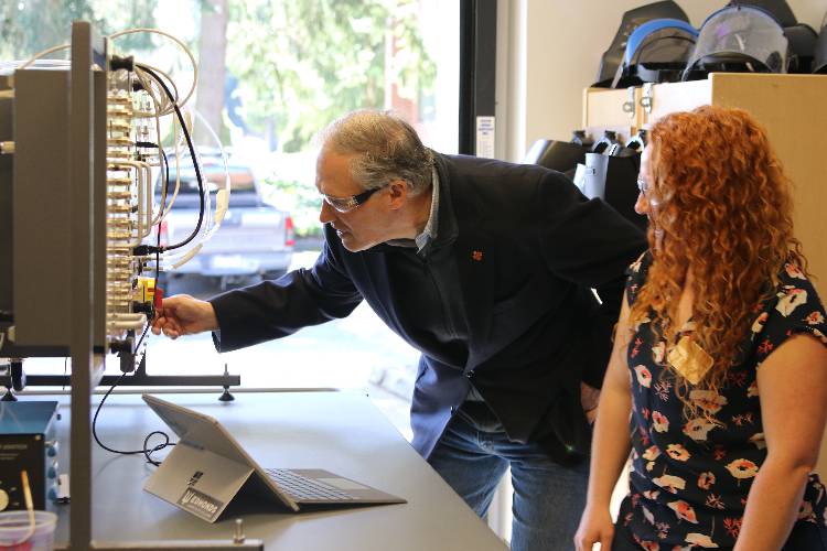 Edmonds CC STEM student Taylor Monroe shows Gov. Inslee how the college’s wind tunnel works. Researchers use the tunnels to mimic the actions of an object in flight and to learn more about how aircraft will fly.
