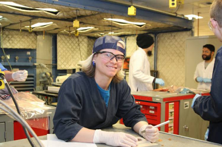 Train for a career in advanced manufacturing at Edmonds CC. Engineering Technology at Edmonds CC combines training in manufacturing and materials science (composites).