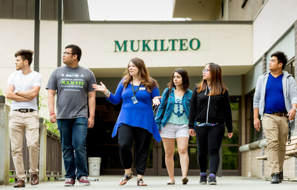 Students walking on a campus tour