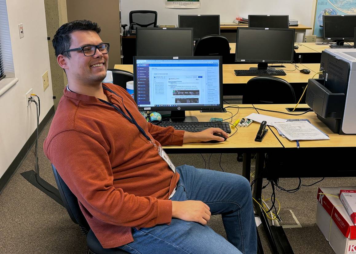 Isaac Whaley, a STEM lab specialist for YWCA, teaches cybersecurity classes to low-income middle and high school students at Edmonds College. (Brian Tom / Edmonds College)